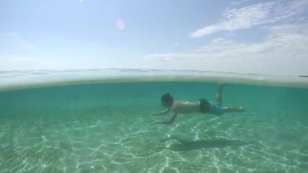 慢动作 微笑适合年轻人游泳在水表面在图片完美的蓝绿色泻湖海洋在美丽的热带岛屿与异国情调的白色沙滩 — 图库视频影像