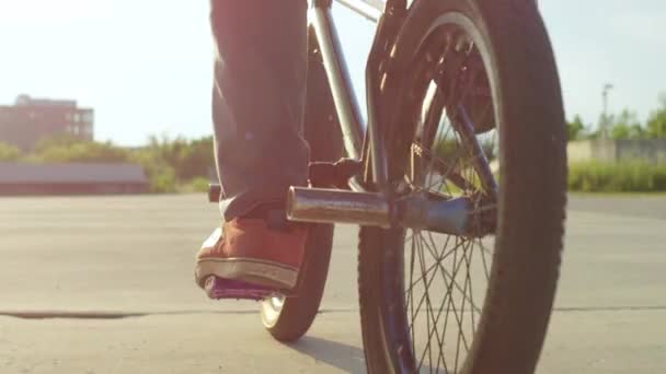Slow Miion Close Байкер Bmx Который Ездит Велосипеде Прыгает 360 — стоковое видео