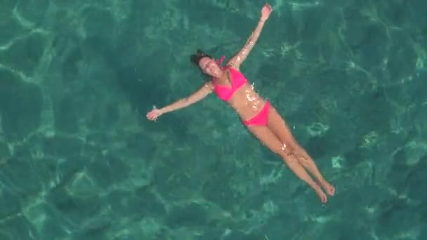 Luchtfoto Fit Kaukasische Brunette Meisje Zondag Looiing Relaxen Rusten Water — Stockvideo