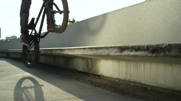 Slow Motion Närbild Dof Extreme Bmx Biker Hoppa Betong Bänk — Stockvideo