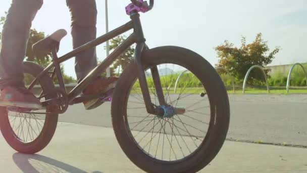 Low Motion Fechar Biker Bmx Extrema Irreconhecível Pedalar Andar Bicicleta — Vídeo de Stock