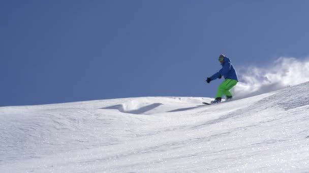スローモーションをクローズ アップ 極端なスノーボーダー乗ってパウダーとパウダー ターンを行う雪晴れた山バックカントリーを噴霧します 楽しいスノーボード スノーボード ゲレンデ オフ新鮮な雪の中で — ストック動画