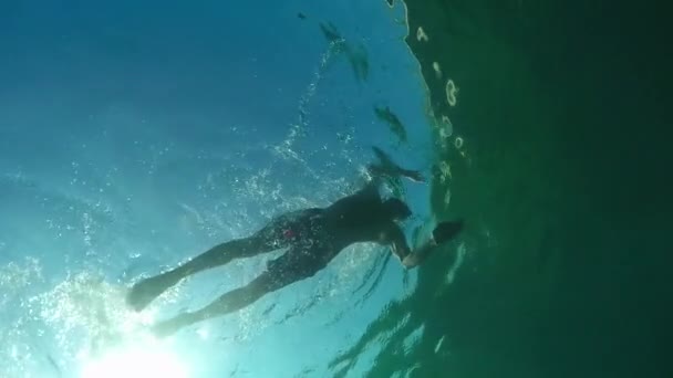 Low Motion Close Underwater Low Angle View Atletico Ragazzo Muscoloso — Video Stock