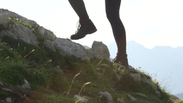 Low Motion Flose Dof Corajosa Montanhista Mulher Difícil Escalada Íngreme — Vídeo de Stock