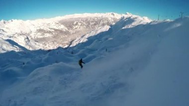 Yakın takip etmek: mutlu snowboard eğleniyor bir güneşli kış gününde snowboard backcountry karlı dağlarda. Taze kar kar bakırlı Dağı kayak merkezinde kapalı sürme aşırı freeride snowboarder