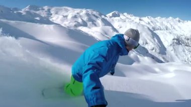 Yakın: taze kar kar karlı dağlar ve falls bakırlı kötü sürme Extreme snowboard. Snowboard ve dağ kayak merkezinde mükemmel toz karda çökmesini Freeride snowboarder