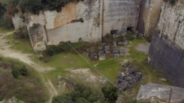 Hava: aşırı highliner toplama ocağında kaya oluşumları arasında gerilmiş uzun highline yürüyüş etrafında uçan. Etkin adam Dengeleme ve derin çukur üzerinde güçlü dokuma yedek ile slacklining