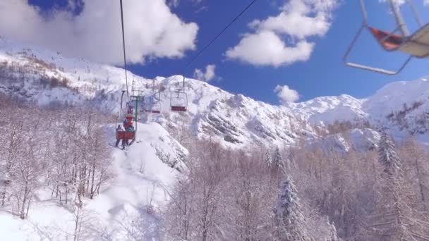 Idyllische Mountain Ski Resort Stoeltjeslift Vol Skiërs Snowboarders Een Perfecte — Stockvideo