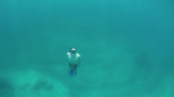 Movimiento Lento Cerrar Agua Superior Joven Atlético Buceando Océano Azul — Vídeos de Stock