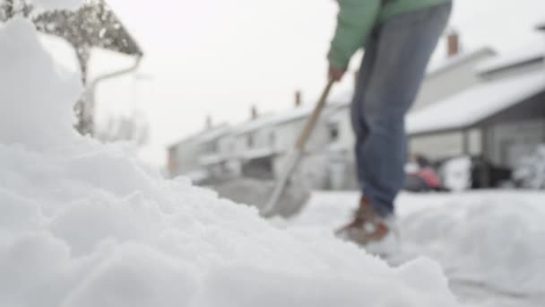 Αργή Κίνηση Close Dof Τύπος Φτυαρίζει Χέρι Λευκό Χιόνι Από — Αρχείο Βίντεο