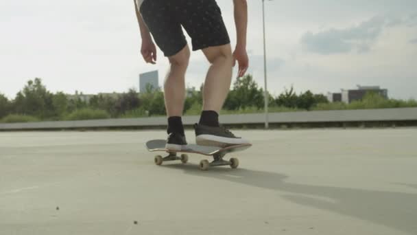 Low Motion Close Skateboarder Irriconoscibile Skateboard Salto Ollie Trucchi Sulla — Video Stock