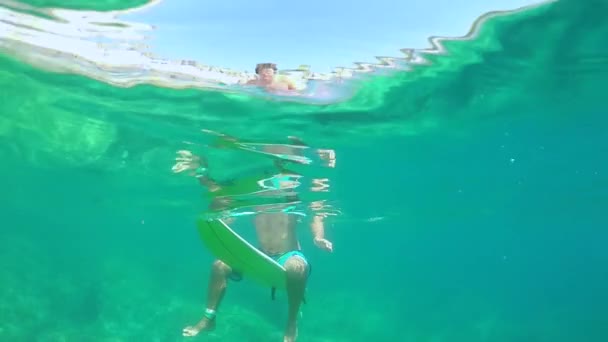 Slow Motion Close Underwater Surfista Maschile Ricreativo Posizionato Fila Seduto — Video Stock