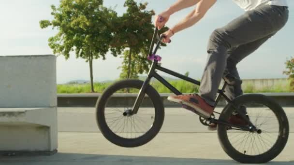 Zpomalený Pohyb Zblízka Dof Bmx Extrémní Biker Skákání Betonové Lavičce — Stock video