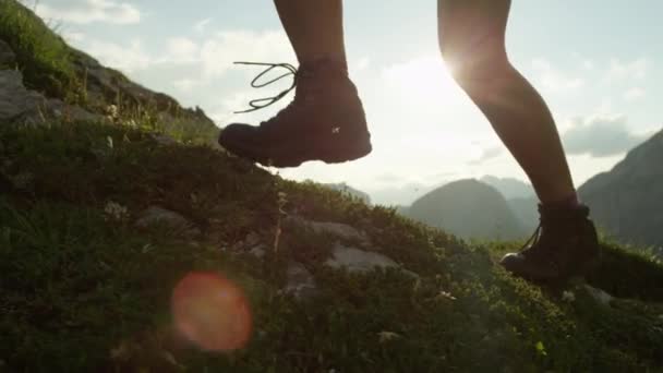 慢动作 老式皮革登山靴的细节和无法辨认的冒险女性徒步登山高峰 在美丽的阳光夏日在欧洲阿尔卑斯山上徒步登山 — 图库视频影像