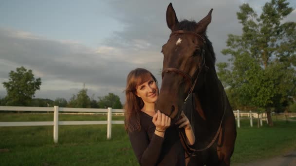 Slow Motion Flose Bonita Mulher Cavaleiro Estimação Beijando Forte Cavalo — Vídeo de Stock