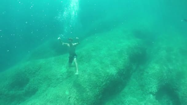 Zwolnionym Tempie Close Podwodne Młody Człowiek Tonie Dnie Oceanu Opadania — Wideo stockowe