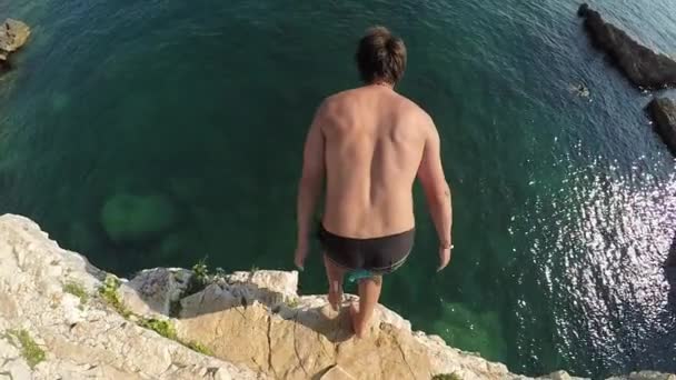 Zwolnionym Tempie Pod Wodą Active Młody Człowiek Skacząc Wysokiej Niebezpieczne — Wideo stockowe