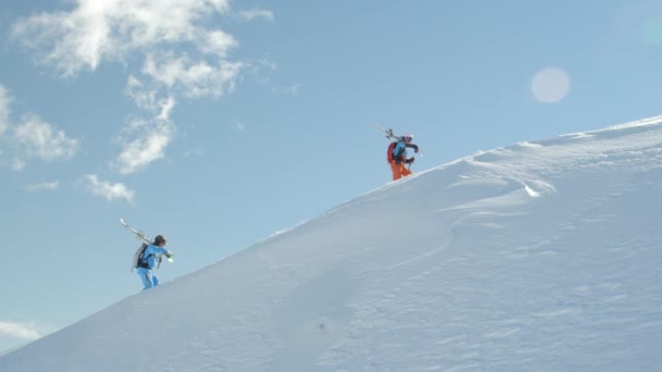 Vogel Slovenia March 5Th 2016 Two Extreme Skiers Hiking Uphill — Stock Video