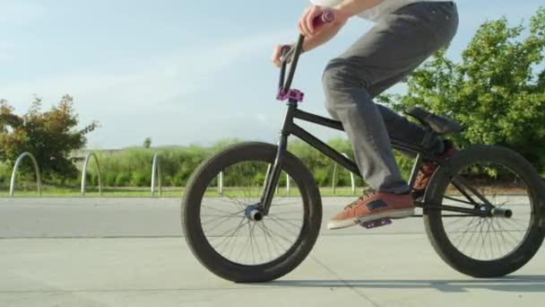 슬로우 닫습니다 인식할 극단적인 Bmx 자전거 자전거를 타고와 여름에서 화창한 — 비디오