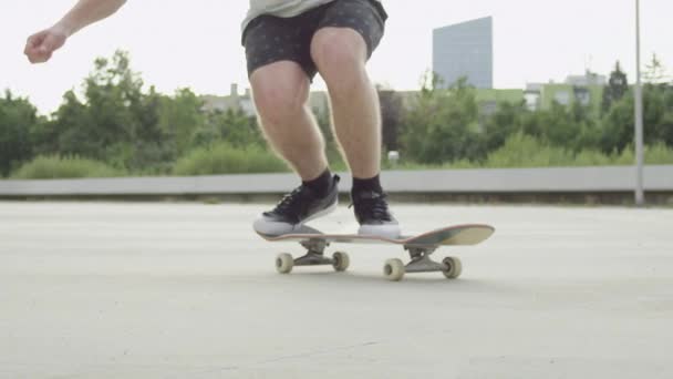 慢动作闭上自由度 在阳光明媚的夏天 无法辨认滑板滑板和跳跃奥利在具体街道上的翻转把戏 滑板跳跃 Kickflip 把戏与滑板在城市 — 图库视频影像