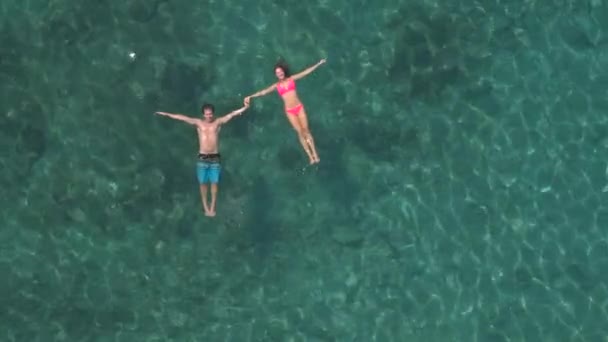 Antena Zdystansowanie Szczęśliwy Kochający Dziewczynę Chłopaka Trzymając Ręce Relaksujące Pływające — Wideo stockowe