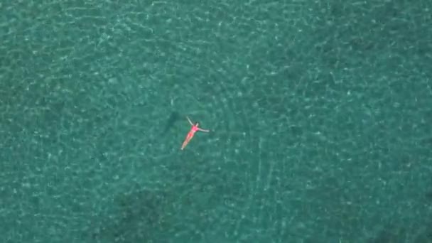 空中接近 适合年轻女孩晒黑 放松和休息在水中 游泳海星漂浮技术在梦幻般的野生异国情调的岛屿上惊人的透明绿松石海洋泻湖 — 图库视频影像