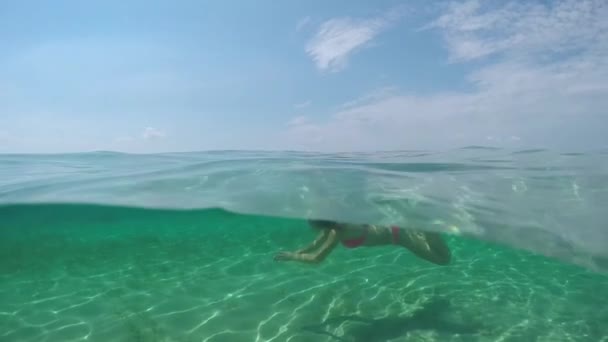 Slow Motion Närbild Underwater Leende Passar Ung Flicka Simma Vattenytan — Stockvideo