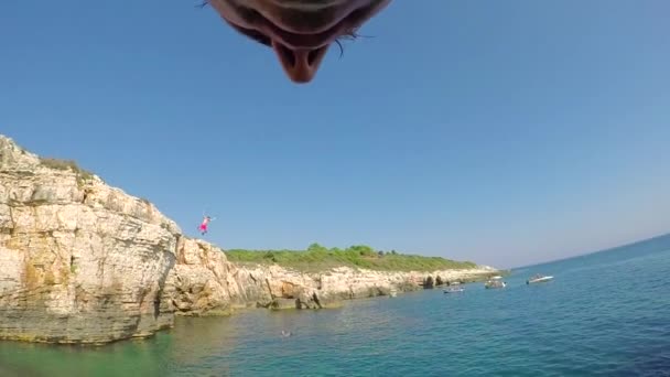 Großaufnahme Zeitlupe Unterwasser Abenteuerlustige Junge Touristen Stürzen Sich Einem Sonnigen — Stockvideo