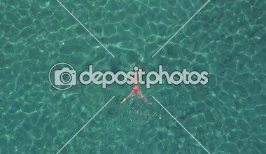 Anteni: Çekici genç beyaz bir kadın güzel turkuaz okyanus yüzey altında yüzme bikini. Delici köpüklü su çarpıcı kumlu ve kayalık deniz alt açığa şeffaf güneş ışınları