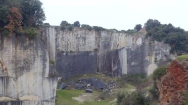 Hava: aşırı highliner terk edilmiş ocağında kaya oluşumları arasında gerilmiş uzun highline yürüyüş yukarıda uçan. Adam slacklining emniyet kemeri, dengesini kaybederek ve dokuma üzerinden düşen ile