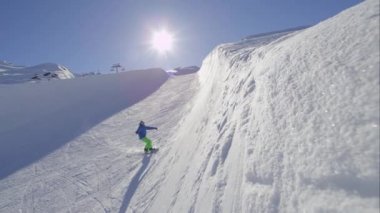 Ağır çekim: Pro snowboard yarım boru sürme ve güneşli Kışın kar halfpipe duvara püskürtme büyük dağ kar Park, At Binme. Aşırı snowboard snowboard ve hileci performans.