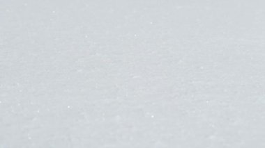Yakın kadar ağır çekim Dof: Taze kar sıcak kış güneşte ışıltılı uçak alan güzel pürüzsüz levha. Rüya gibi sahne güneşli Noel günü çarpıcı beyaz karlı battaniye parlayan ile kaplı