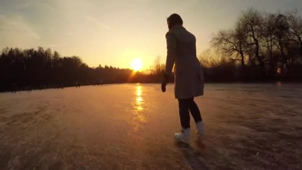 Fechar Feminino Patinadora Gelo Recreativa Gelo Rápido Pista Natural Lago — Vídeo de Stock