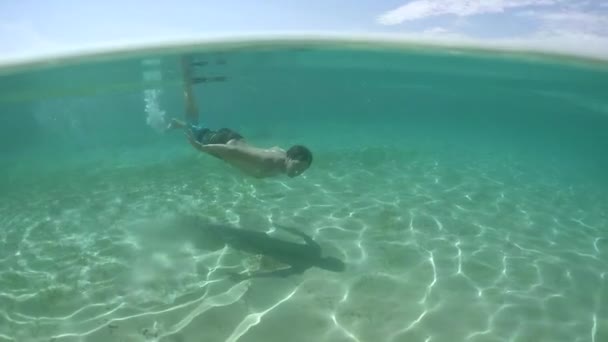 Slow Motion Närbild Underwater Leende Passar Ung Man Simma Vattenytan — Stockvideo