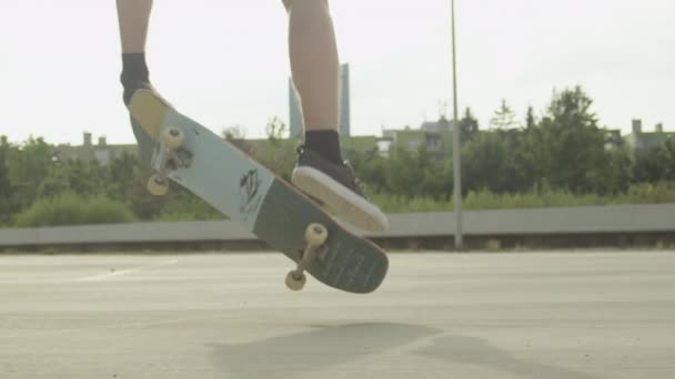 Zeitlupe Großaufnahme Unerkennbarer Skateboarder Trick Und Springender Ollie Flip Trick — Stockvideo