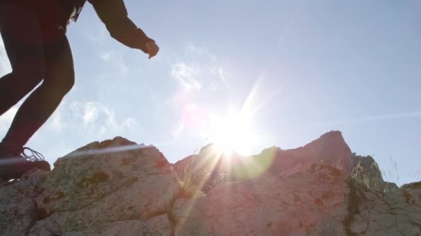 Slowmotion Close Lage Hoekmening Moedige Vrouwelijke Wandelaar Bergtop Klimmen Trail — Stockvideo