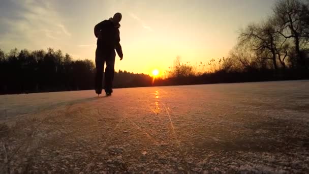 Moción Lenta Cerrar Vista Baja Del Ángulo Patinador Hielo Masculino — Vídeos de Stock