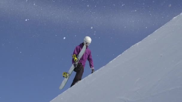 Slowmotion Unga Pro Snowboarder Upp Halfpipe Snön Park Transporterar Hans — Stockvideo