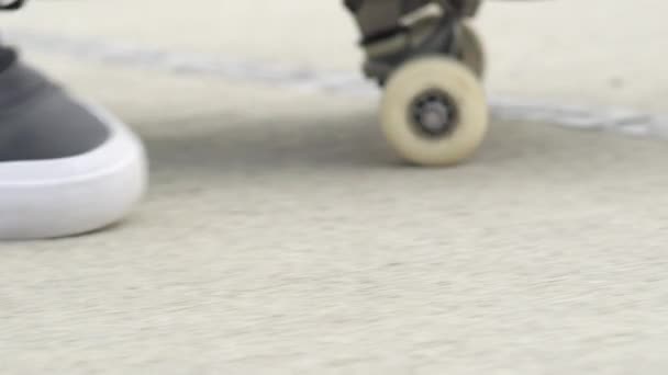 Zeitlupe Großaufnahme Unerkennbarer Skateboarder Der Sonnigen Tagen Die Straße Entlang — Stockvideo