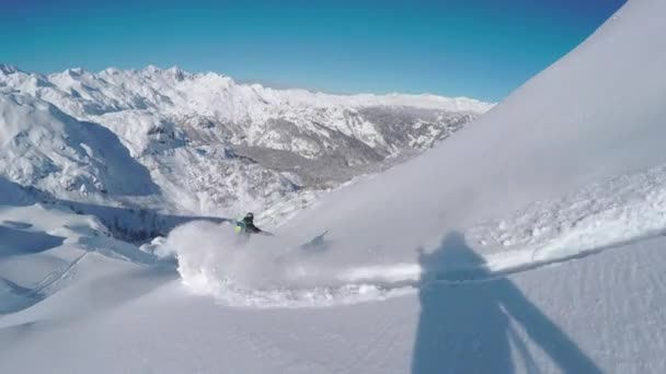 Seguimento Snowboarder Feliz Divertindo Snowboard Sertão Dia Ensolarado Inverno Montanhas — Vídeo de Stock