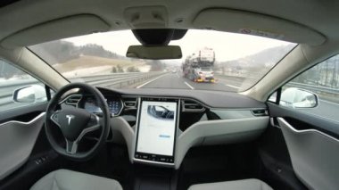 Tesla özerk Araba, Şubat 2017: Tamamen özerk kendi kendine sürüş otomatik pilot Tesla Model S Sürücüsüz araba ile sonraki gen ultrasonik sensörler, fotoğraf makinesi ve ağır trafik yolu boyunca sürüş radarları