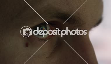 Kadar yakın, makro: Tanınmayan işadamı ve satış müdürü multitasking grafikler ve finansal büyüme, analiz pasta tablolar arasında satış istatistikleri ve veri raporları. Bilgisayar ekranı yansıtan gözler