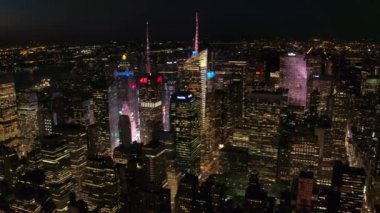 New York, ABD - 23 Eylül 2016: Aydınlık Times Square arasında yüksek camsı gökdelenler alacakaranlıkta havadan görünümü. Çağdaş gökdelenler ve kat mülkiyeti binaları geceleri parlayan