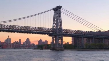 Düşük görüş açısı, Close Up: Doğu Nehri seyir Williamsburg köprüsüne bakan konut, daire, apartman kule ve gökdelen Manhattan'ın aşağı Doğu Yakası blokları doğru