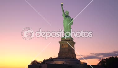 Yakın: İkonik Lady Liberty - alacakaranlıkta heykel, özgürlük Ulusal Anıtı New York limanında şaşırtıcı karşı altın gökyüzü. Ünlü bakır heykel şaşaalı muhteşem gün batımında altın tonlar