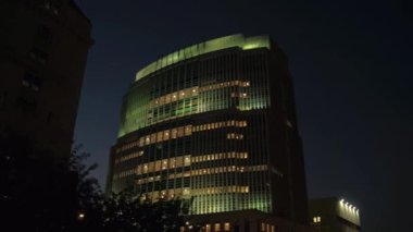 Düşük görüş açısı, Close Up: büyük olağanüstü çağdaş highrise tarafından kurumsal geçen ışıklı ofisleri ve New York City, Manhattan downtown finans bölgesine gece, windows ile bina