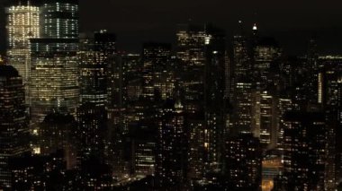 Hava Heli Shot: Ulusal Eylül 11 Anıtı ve Müzesi, ulaşım merkezi, dünyaca ünlü yeniden bir dünya ticaret merkezi Manhattan Downtown Finans bölgesine dev cam gibi gökdelen gece yaktı