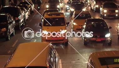 New York, ABD - 23 Eylül 2016: Arabalar, sarı taksileri, gece saatinde meşgul yol boyunca sürüş satırlardaki SUV'lar ve yarı kamyon sıraya. New York şehir merkezinde yerel Caddesi üzerinde trafik sıkışıklığı