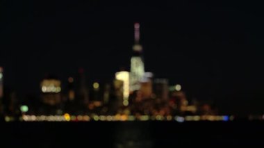 Bokeh: Cam gibi gökdelenler ve kat mülkiyeti binalar üzerinde Windows sihirli New York'ta ışıklar ile aydınlandı. Renkli Downtown Manhattan mali ve yerleşim bölgesinde gece parlayan şehir ışıkları