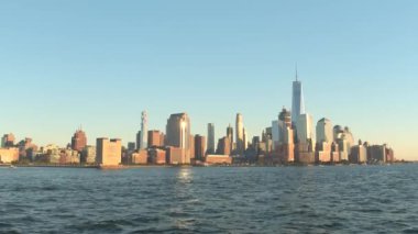 Atış kurulması: altın kızdırma günbatımı üzerinde ikonik Downtown Manhattan New York şehir manzarası. Modern cam gibi gökdelenler ve açık mavi gökyüzü karşı ışıklı lüks waterfront konut